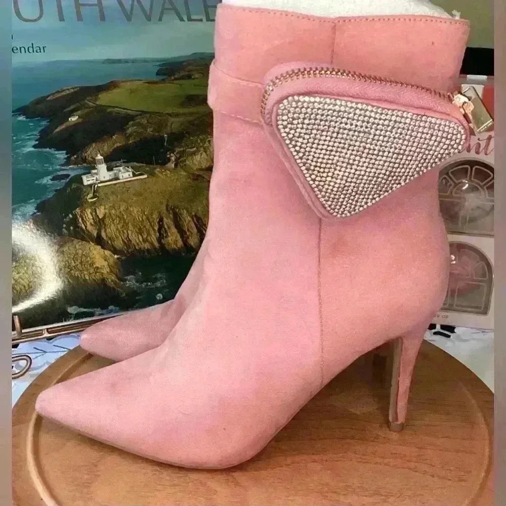 Rouge Helium NWOT Pink high heel booties with little zipper pouch Size 6.5barbie